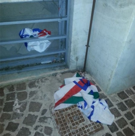 La bandiera di Azione Universitaria è stata deturpata, strappata e gettata a terra