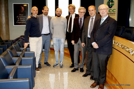 Nella foto da destra il presidente della Croce Verde Cesare Bartolucci, quello della Bcc Sandro Palombini e i vertici dei due enti