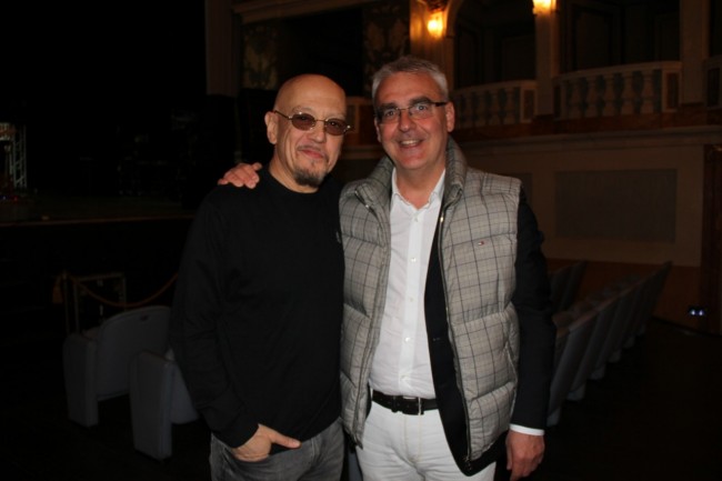 Enrico Ruggeri con il sindaco Romano Carancini al teatro Lauro Rossi