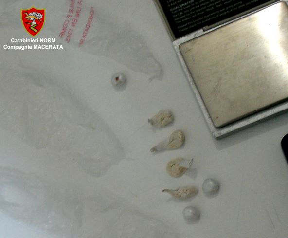 L'eroina e il bilancino di precisione sequestrati dai carabinieri