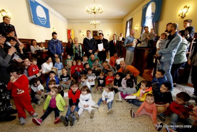 Il momento della consegna degli attestati ai bambini per la festa degli alberti