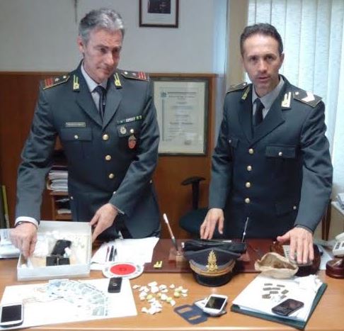 La droga e i telefoni sequestrati