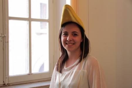 Una studentessa con il cappello goliardico