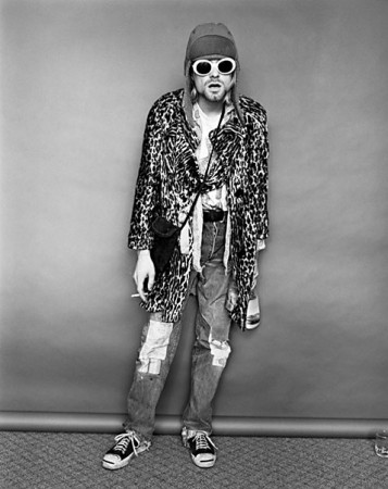 ht_Kurt_Cobain_Standing_with_Evian_Bottle_ll_120323_vblog