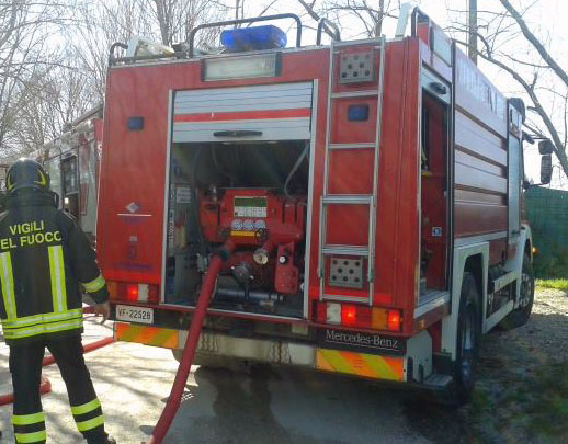 incendio civitanova vigili del fuoco (foto Benfatto)