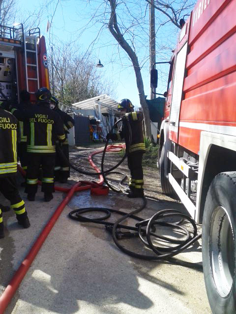 incendio civitanova vigili del fuoco (foto Benfatto)