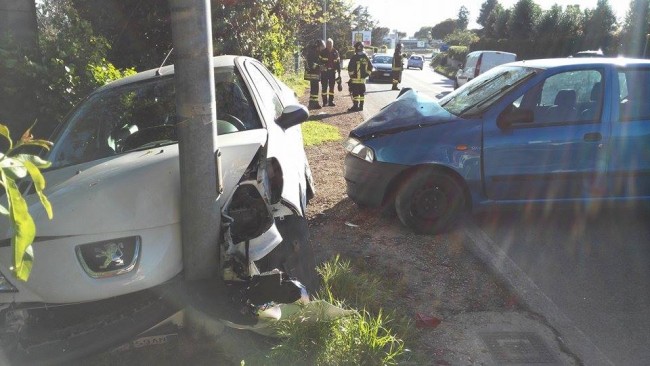 La Peugeot è finita contro il palo