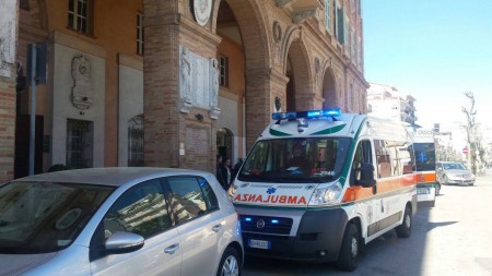 L'arrivo dell'ambulanza in Comune a Civitanova