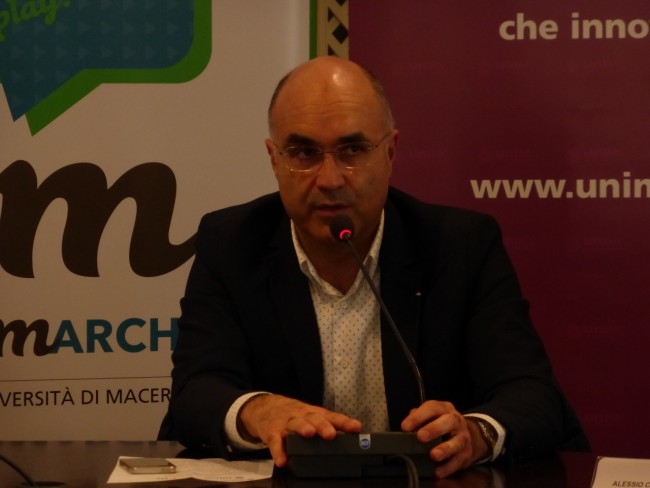 presentazione gadget playmarche di Marco ribechi Mauro Giustozzi direttore generale unimc(16)