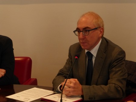 presentazione gadget playmarche di Marco ribechi rettore luigi lacchè(3)