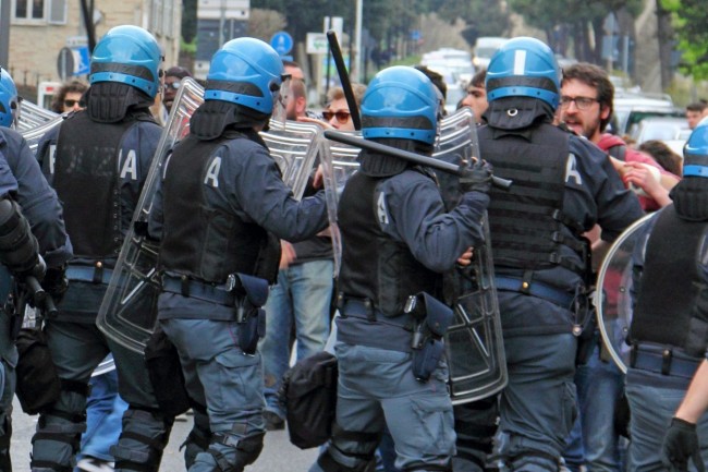 Scontri tra manifestanti e polizia