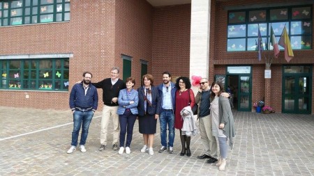 Dirigente scolastica, insegnanti e giunta all'esterno della scuola elementare di Via Lotto a Santa Maria Apparente