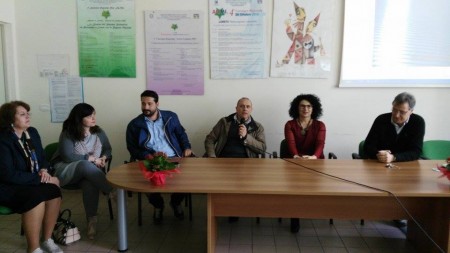 Il sindaco Tommaso Corvatta al centro assieme alla dirigente scolastica Mirella Paglialunga, all'assessore ai lavori pubblici Marco Poeta. A destra il responsabile tecnico Stefano Stefoni