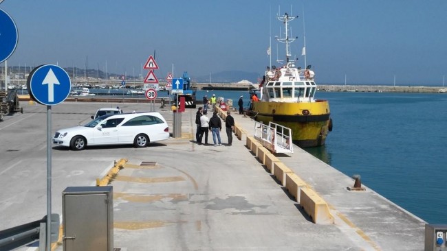 Si attende il recupero del corpo al molo