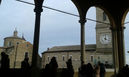 turisti_loggia_mercanti_piazza_libertà