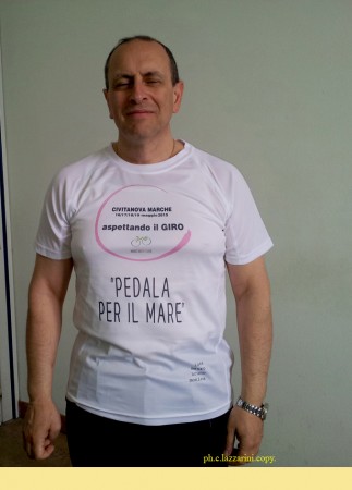 Il sindaco Tommaso Corvatta con la maglietta di promozione di "Aspettando Il Giro"
