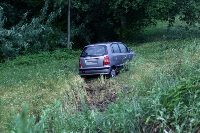 L'auto finita in mezzo ad un prato a Corneto