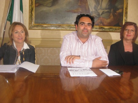 da sinistra Irina Berdina della Promotion marketing, Francesco Peroni assessore al commercio e Lara Spreca