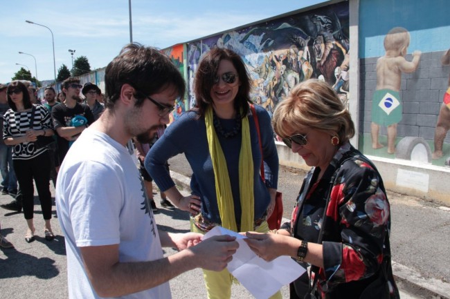 Colorambiente Orim Monteverde con il vincitore del murales e una prof