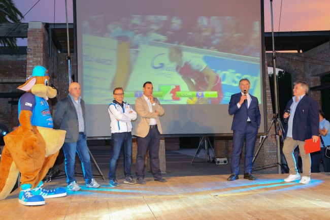 Da sinistra la mascotte Johnny Potentino, il team manager amedeo pesci, il ds Paolo salvucci, il dg Carlo Muzi e il main sponsor Maurizio Bernardi