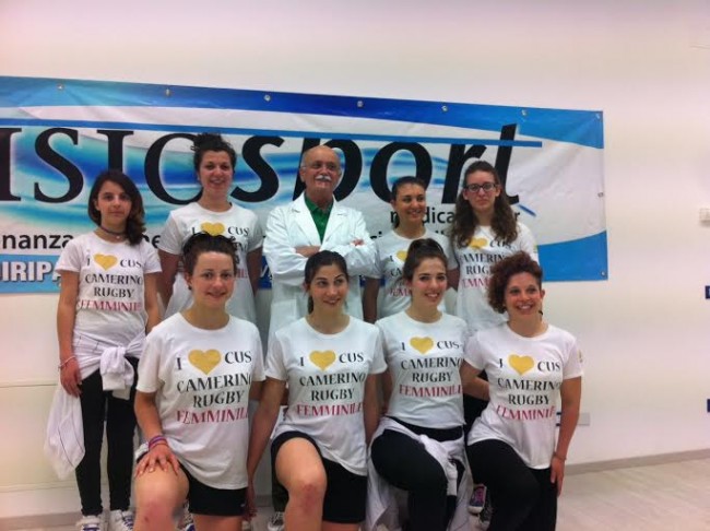 Il dottor Ferretti con le ragazze del Cus Camerino