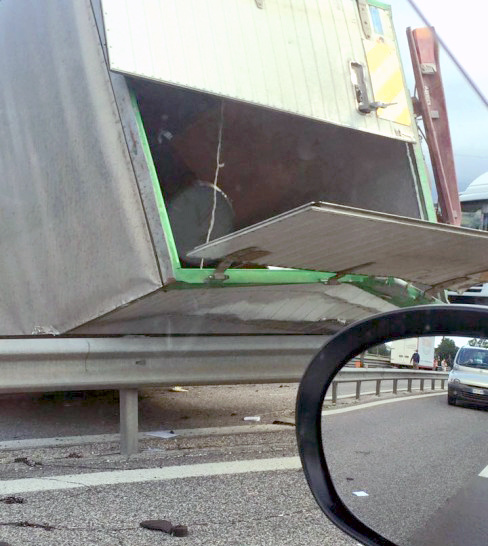 Incidente superstrada furgone si ribalta 4