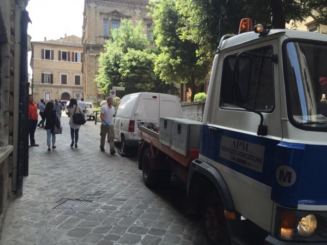 Furgone blocca autobus centro storico (1)