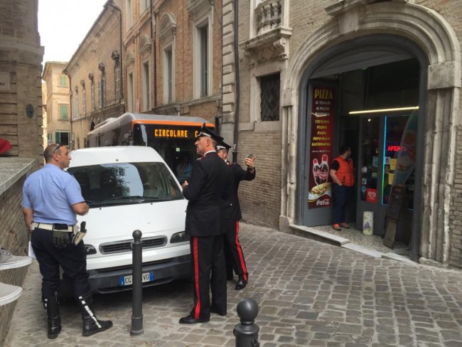 Furgone blocca autobus centro storico (2)