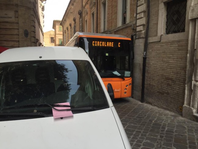 Furgone blocca autobus centro storico (3)