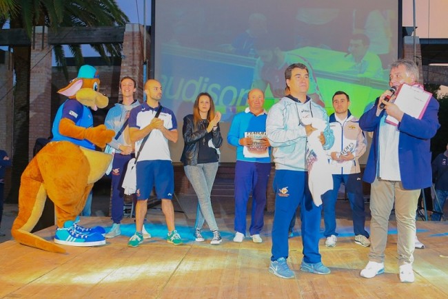 Gianluca Graziosi con la maglia celebrativa-dietro parte dello staff - Copia (1)
