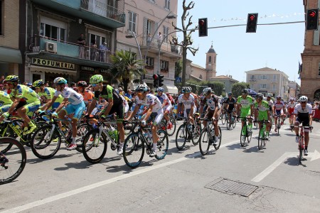 La partenza della tappa del Giro d'Italia da Civitanova