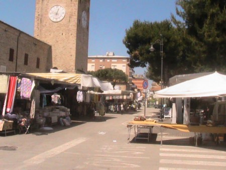 I banchi degli ambulanti in piazza Brancondi