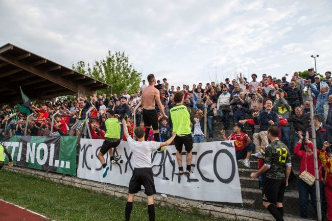 Il Montecosaro festeggia dopo l'ultimo rigore