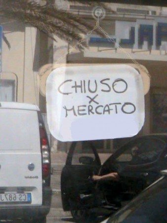Il cartello esposto dal bar Il Gatto e la volpe in piazza Brancondi