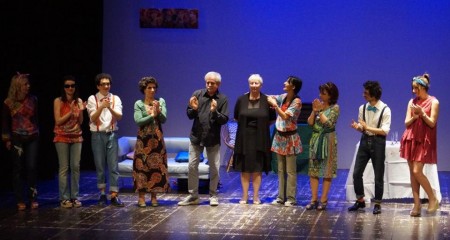 Il cast con i titolari della scuola