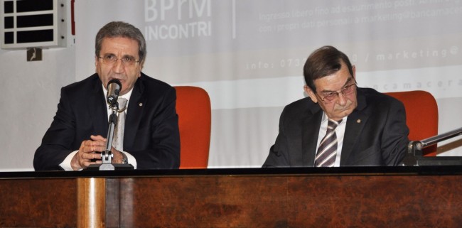 Il direttore generale della banca della provincia di Macerata Ferdinando Cavallini e il presidente Loris Tartuferi