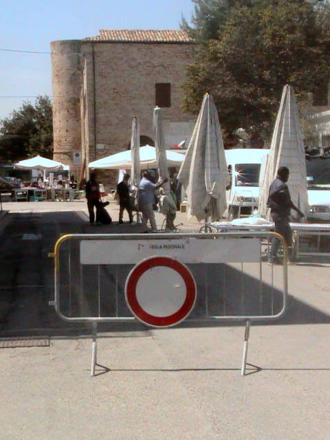Il punto in cui il traffico resta deviato per l'isola pedonale.
