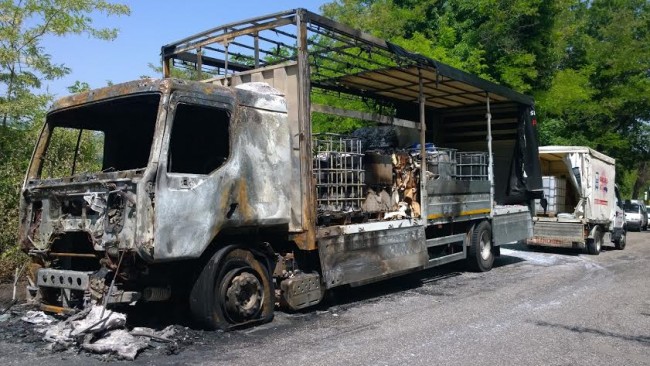 Il camion andato a fuoco