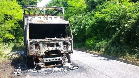 La parte frontale del mezzo andato a fuoco