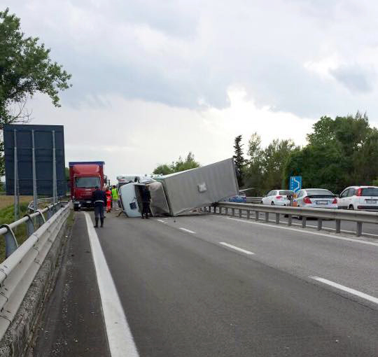 Incidente superstrada furgone si ribalta 6