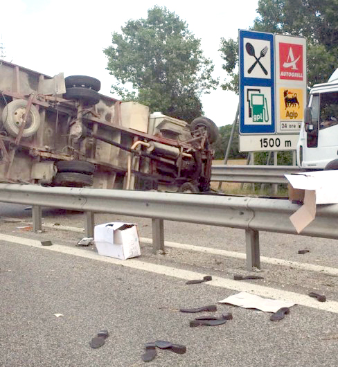Incidente superstrada furgone si ribalta 3