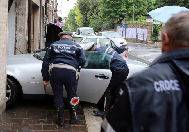 Incidente corso cairoli auto contro vetrine (1)