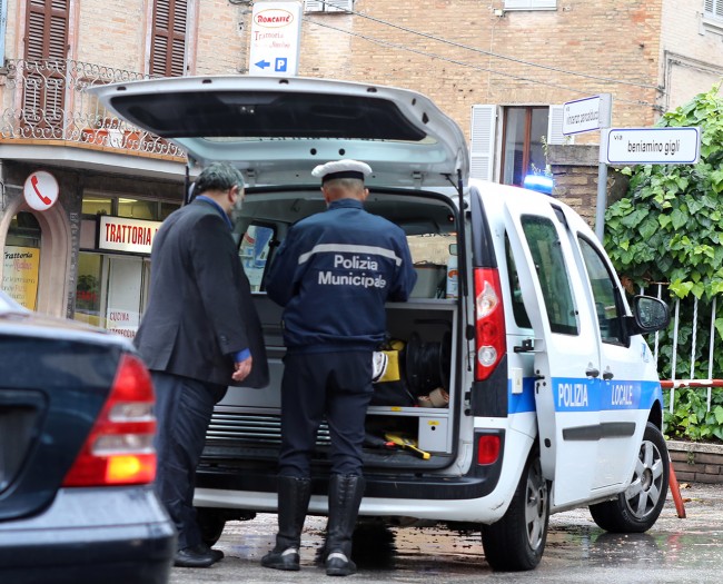 Incidente corso cairoli auto contro vetrine (10)