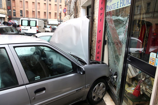 Incidente corso cairoli auto contro vetrine (11)