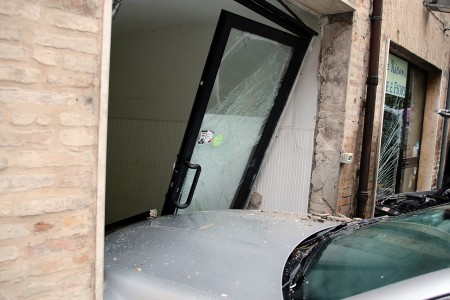 Incidente corso cairoli auto contro vetrine (2)