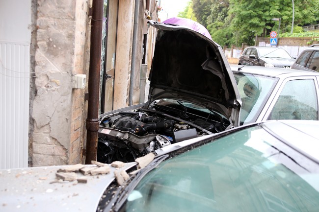 Incidente corso cairoli auto contro vetrine (3)
