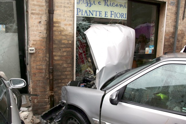 Incidente corso cairoli auto contro vetrine (4)