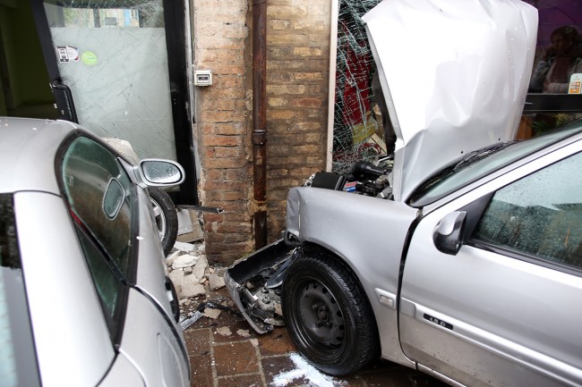 Incidente corso cairoli auto contro vetrine (5)