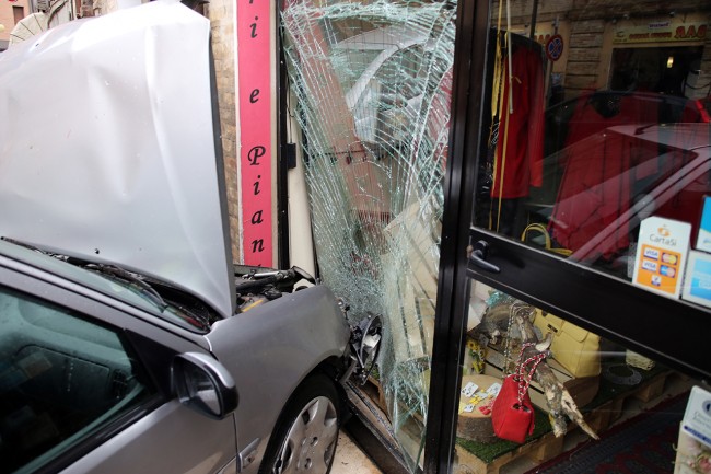Incidente corso cairoli auto contro vetrine (7)