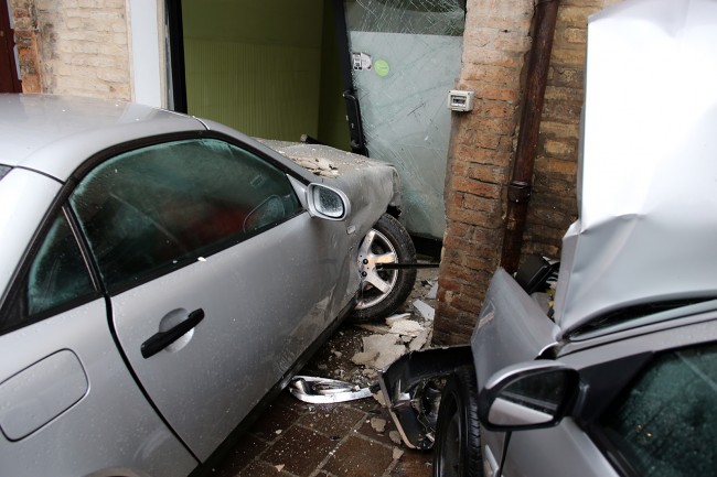 Incidente corso cairoli auto contro vetrine (8)